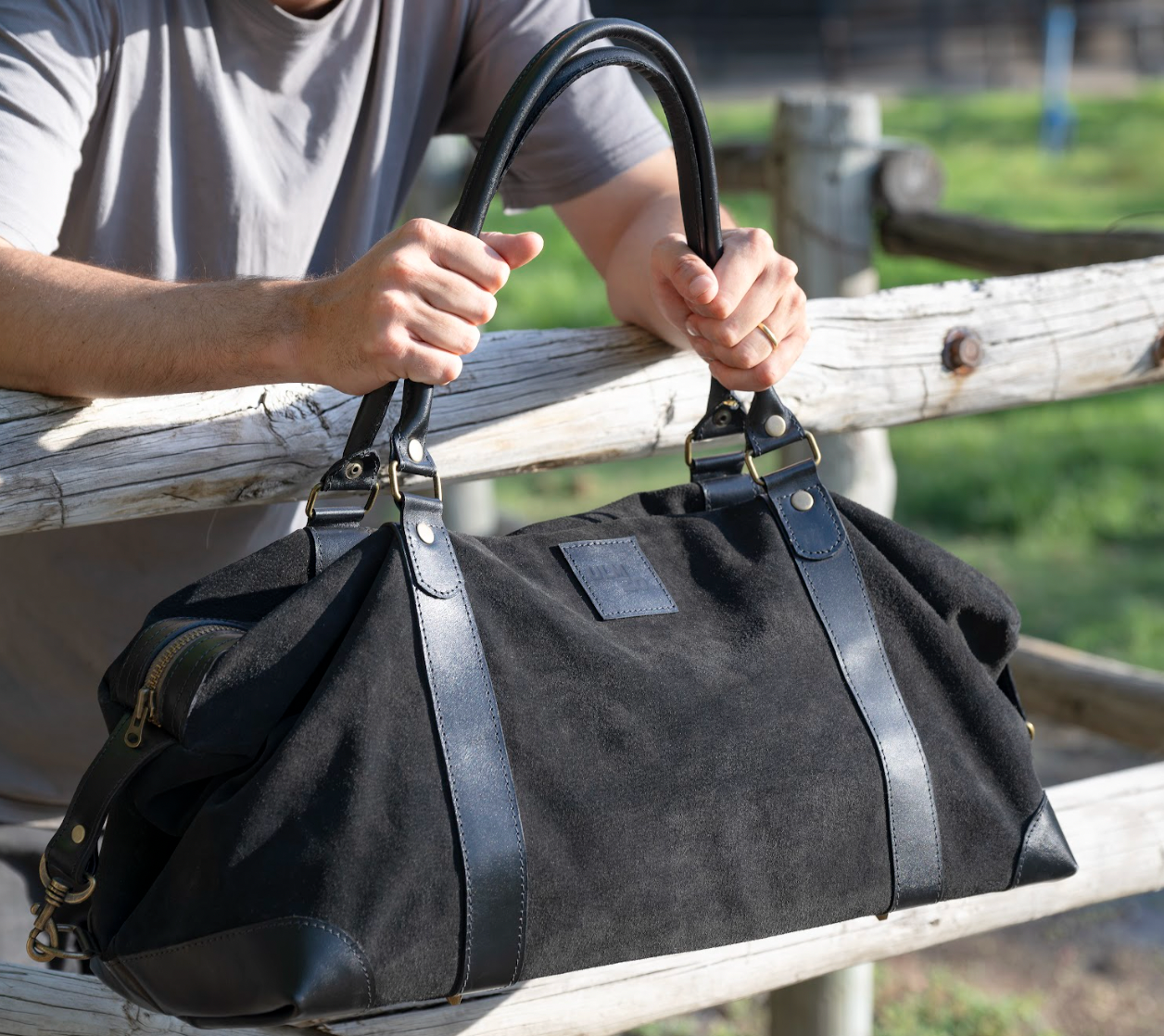 Bolso ULMMO Carpincho negro - forro cóndor Verde