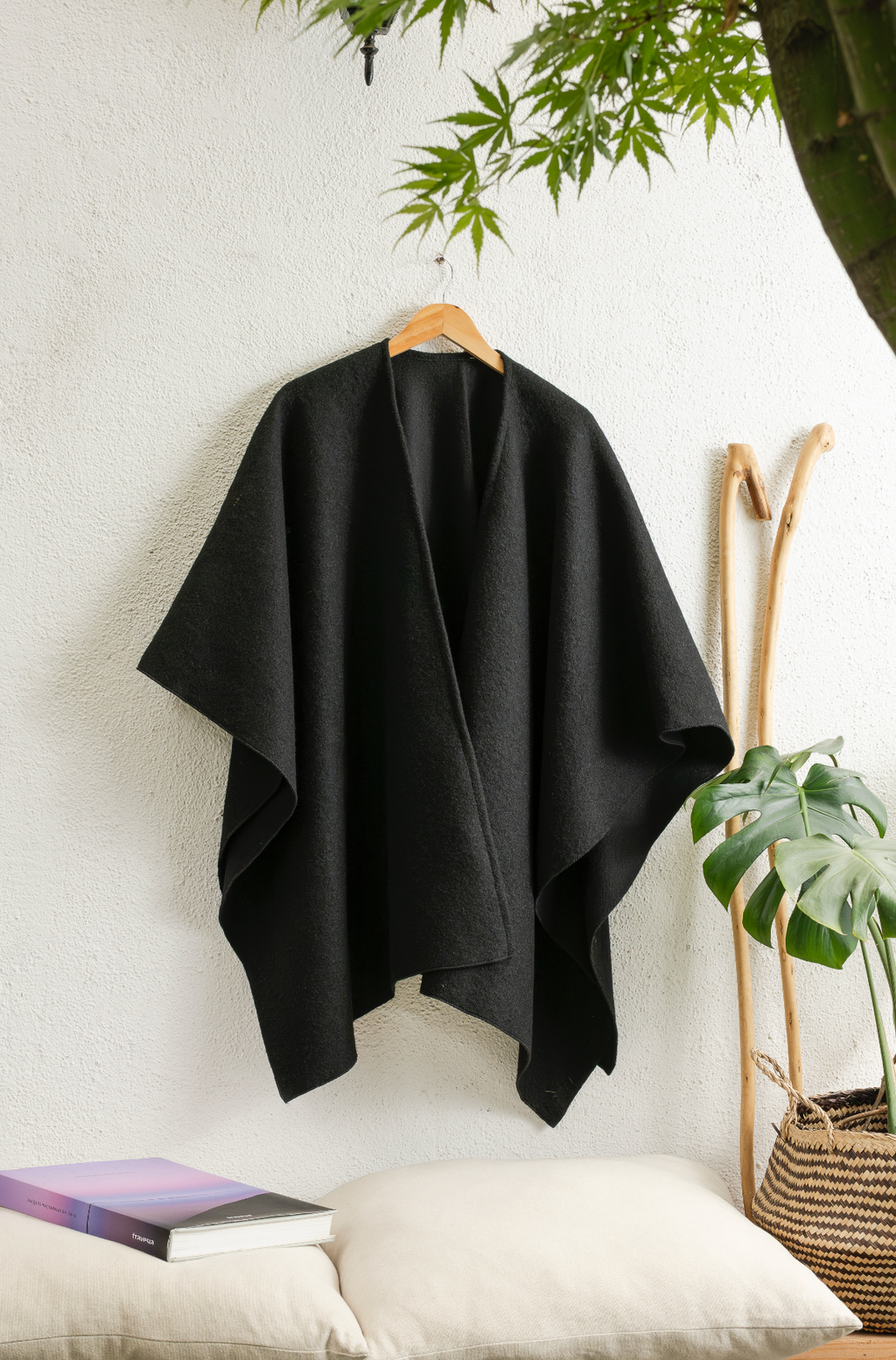Ruana de Lana Merino Negro bouclé - ULMMO Origen