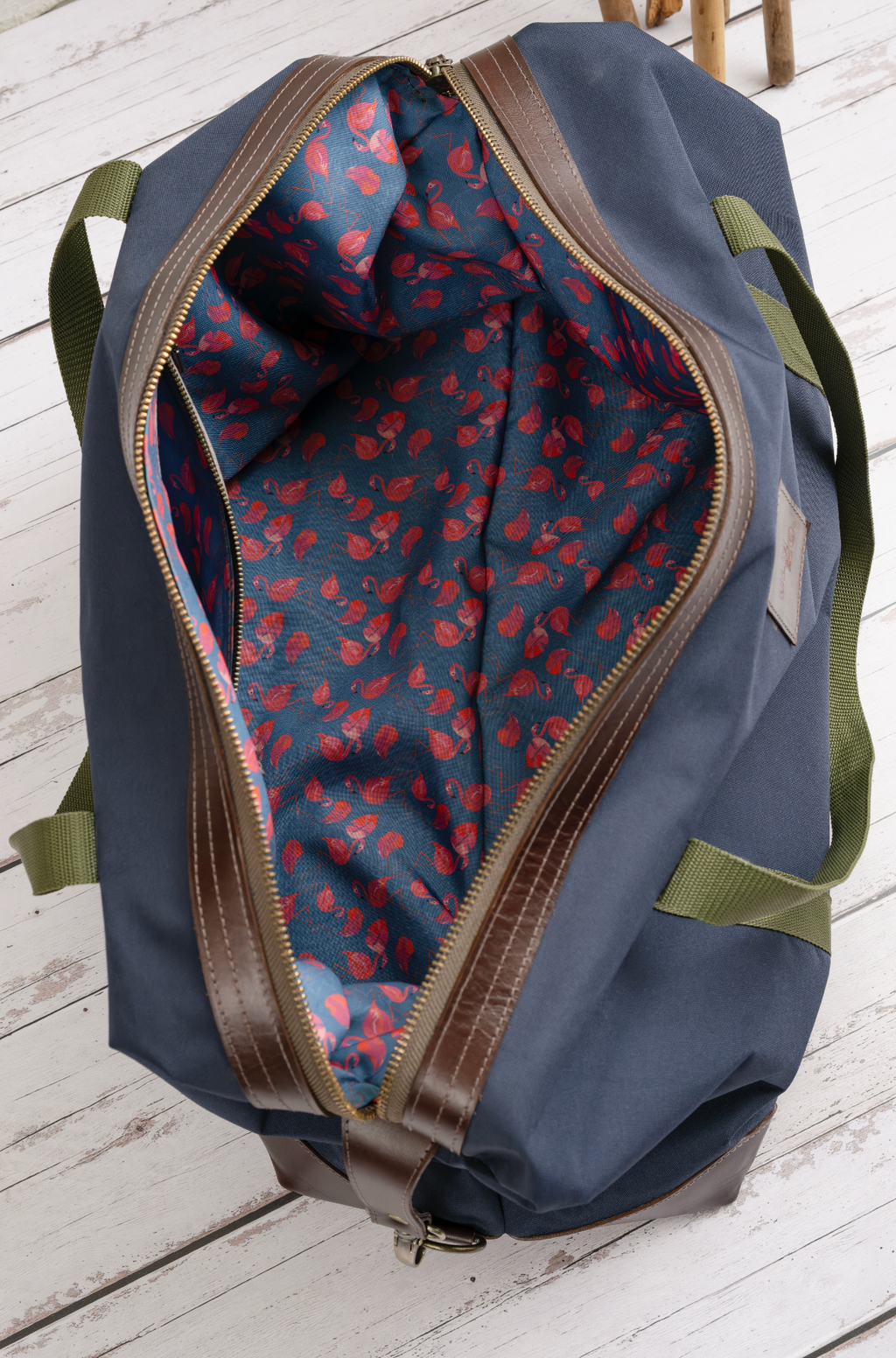 Bolso Impermeable · Azul con forro Flamencos y mangos verdes