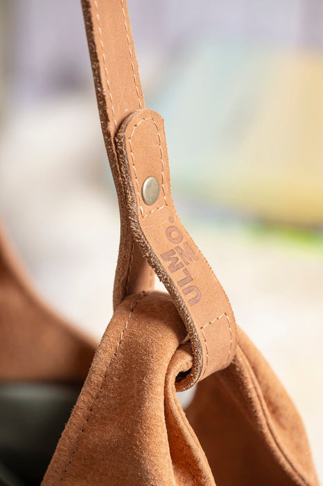 Cartera cuero carpincho con forro lino verde musgo