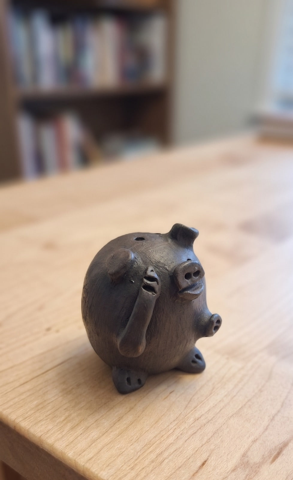 Chanchito de greda negra porta incienso