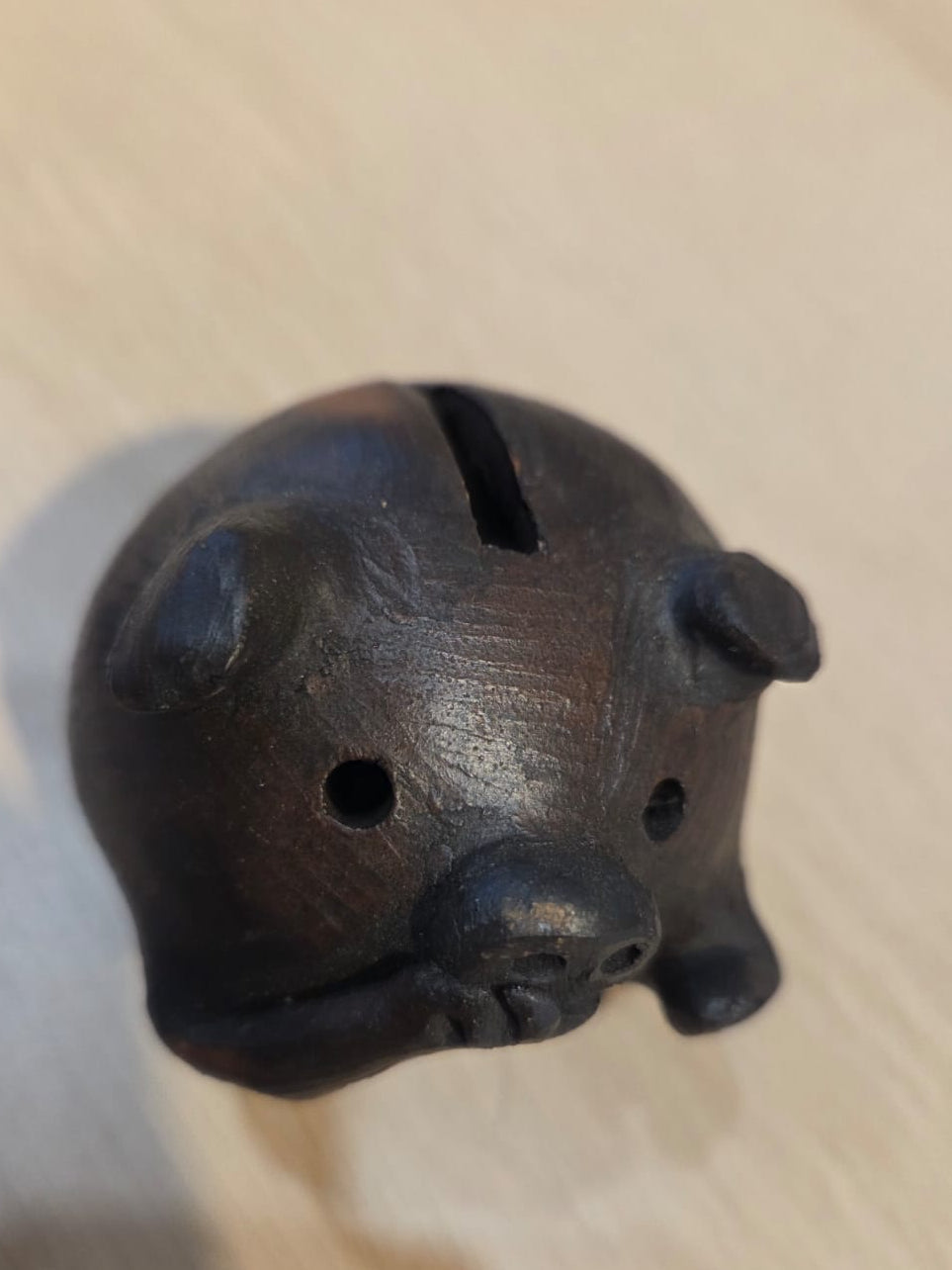 Chancho de greda negra alcancía
