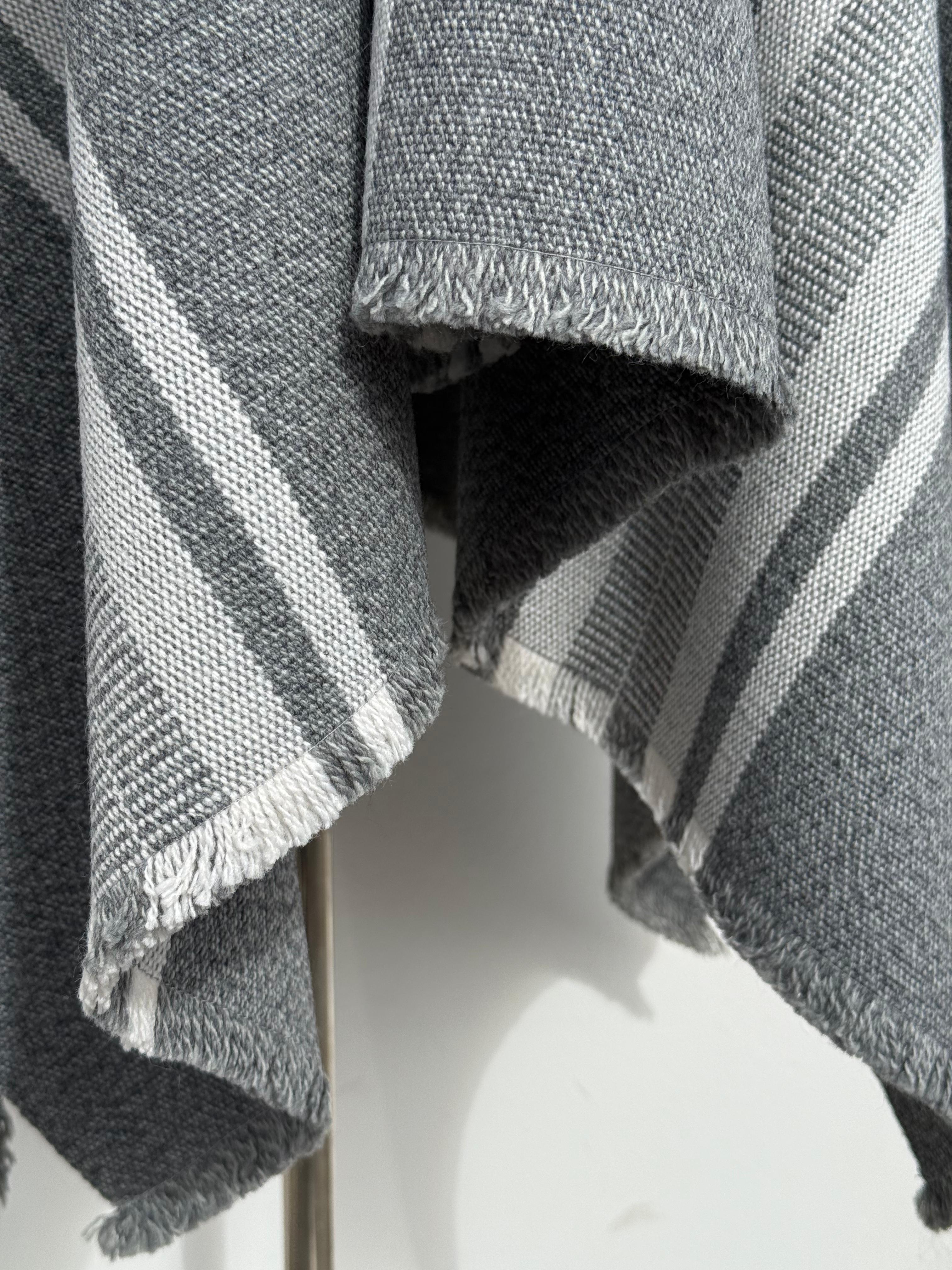 Poncho Peinecillo -  Lana y Alpaca  - Gris con Blanco