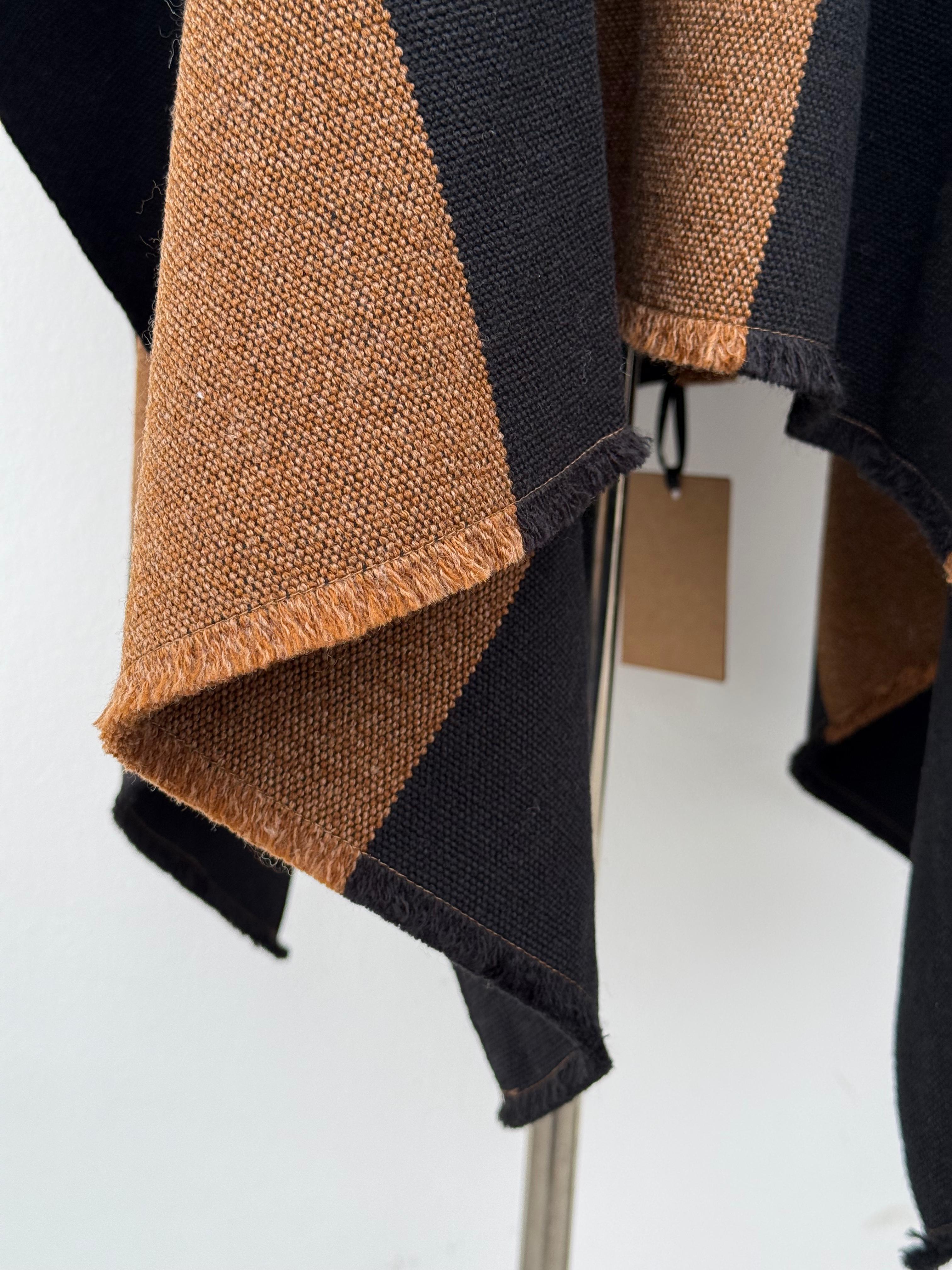 Poncho Campo Campo - Lana y Alpaca - Negro con Camel