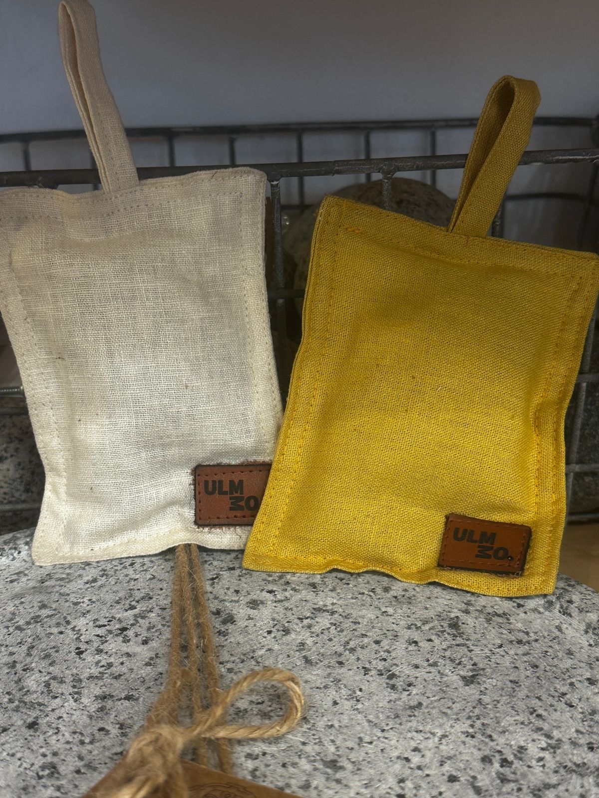Saquito de lino color cúrcuma relleno con semillas de lavanda - Creado en Chile