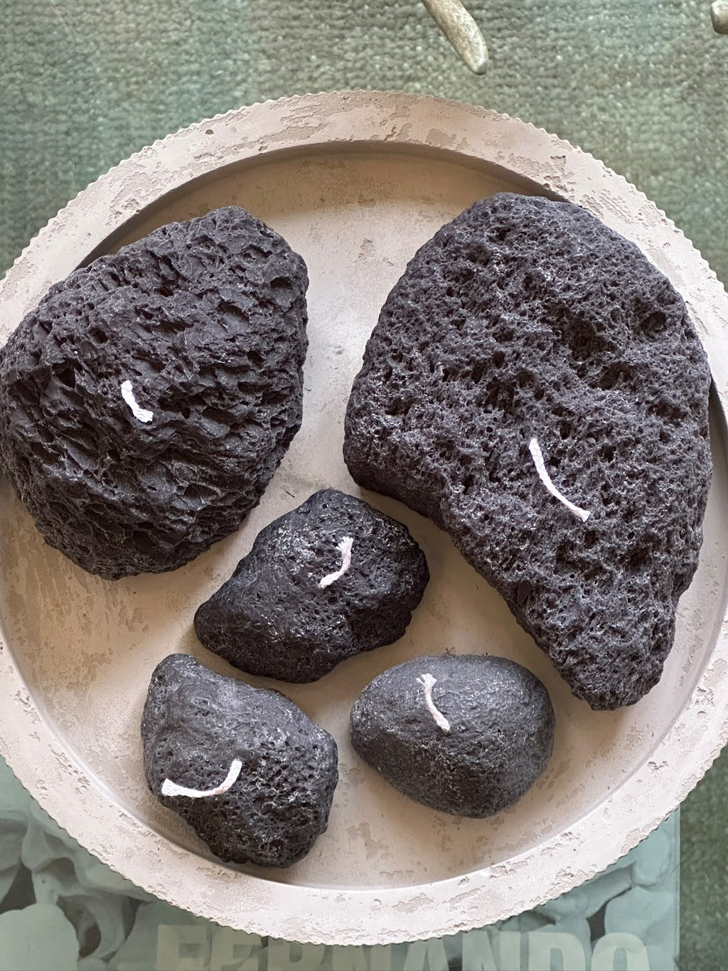 Set de 5 Velas con Base de Concreto – Piedras Volcánicas